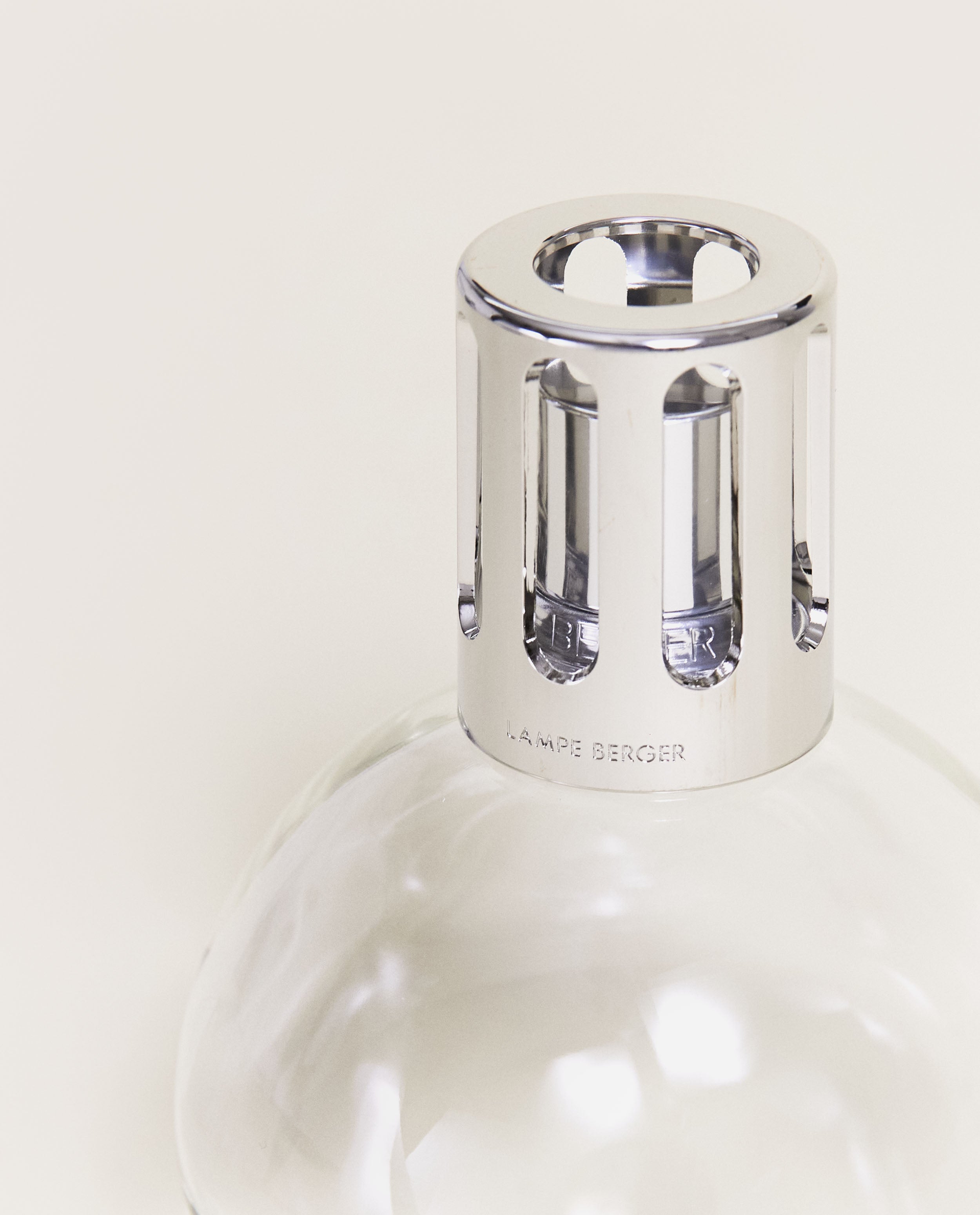 maison-berger-paris-coffret-lampe-berger-essentielle-ronde-air-pur-caresse-de-co image 3