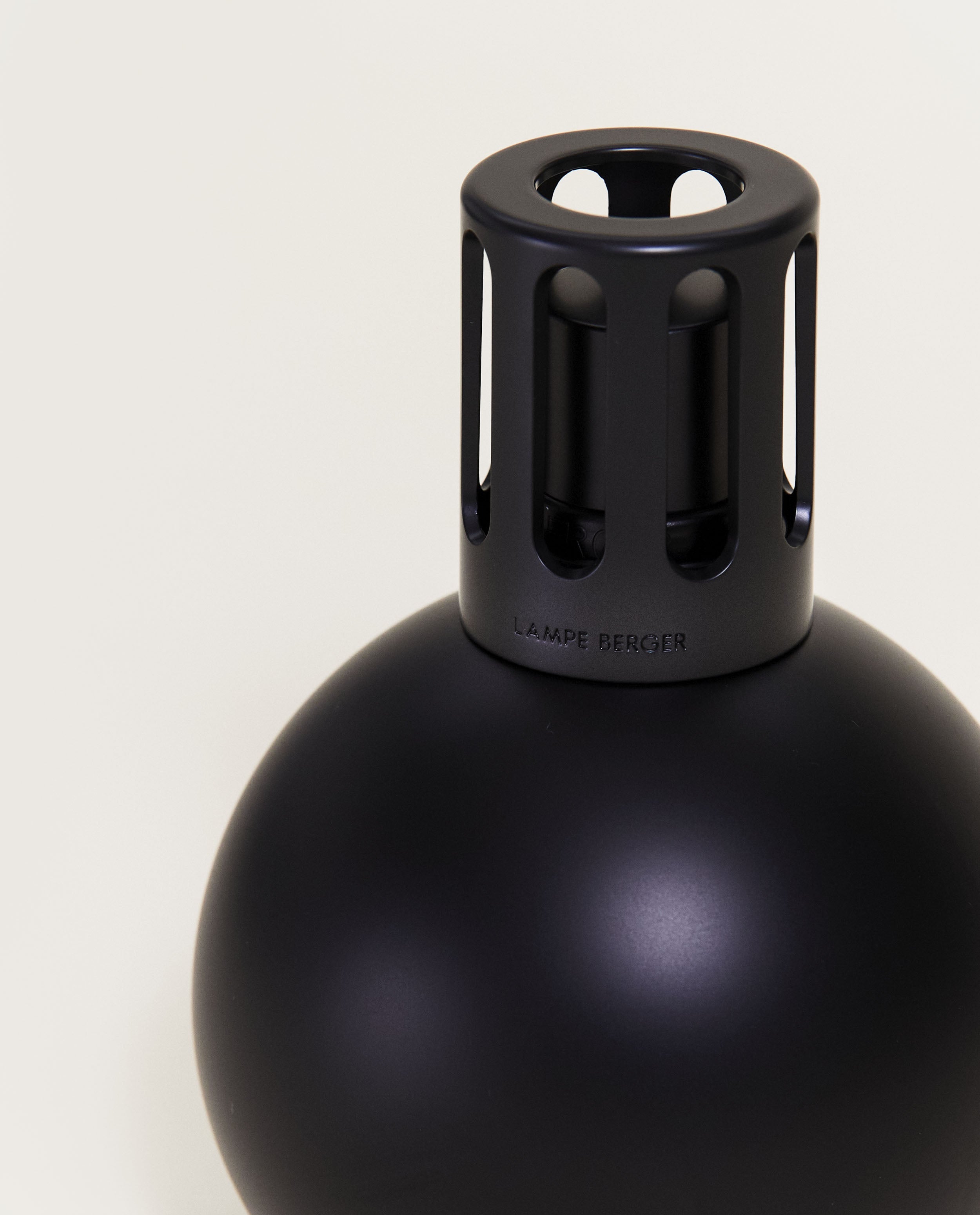 maison-berger-paris-lampe-berger-boule-noire-mate image 2