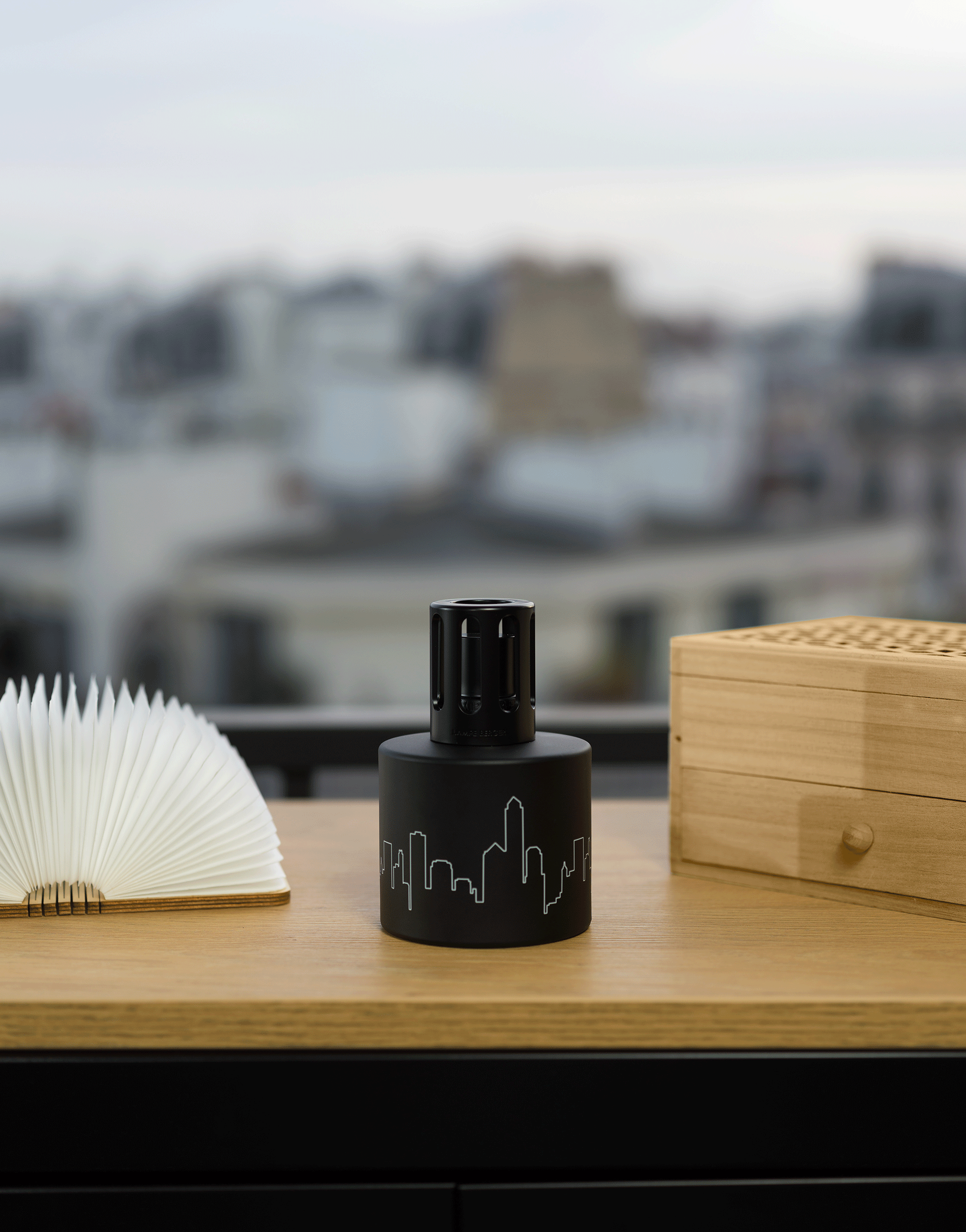 maison-berger-paris-coffret-lampe-berger-skyline-noire-vent-d-oc-an image 6