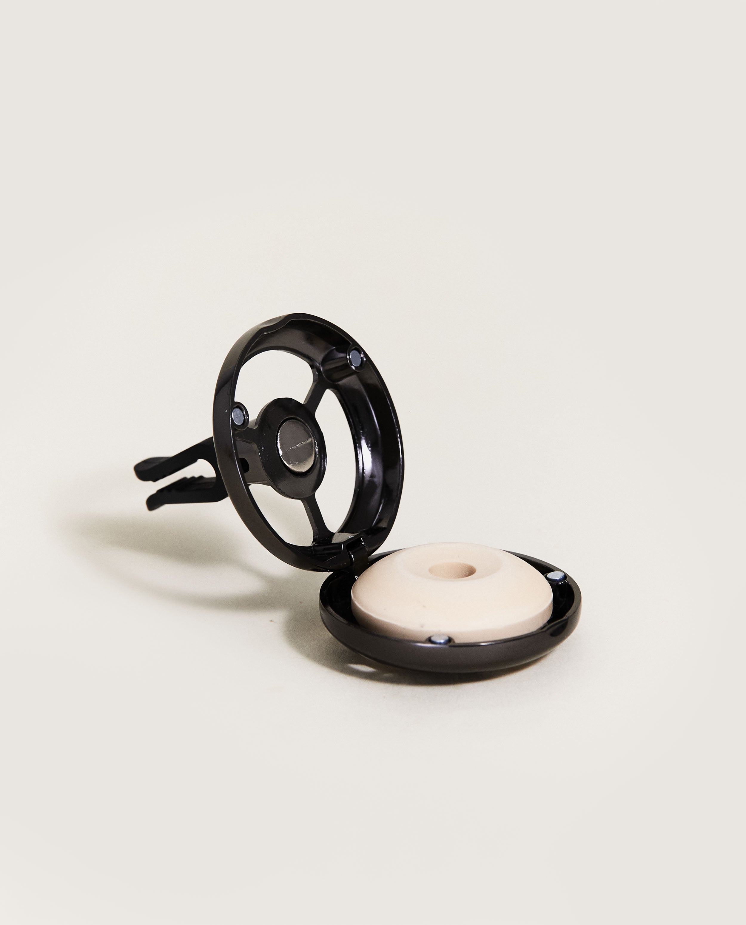 maison-berger-paris-diffuseur-voiture-lolita-lempicka-gun-m-tal image 3