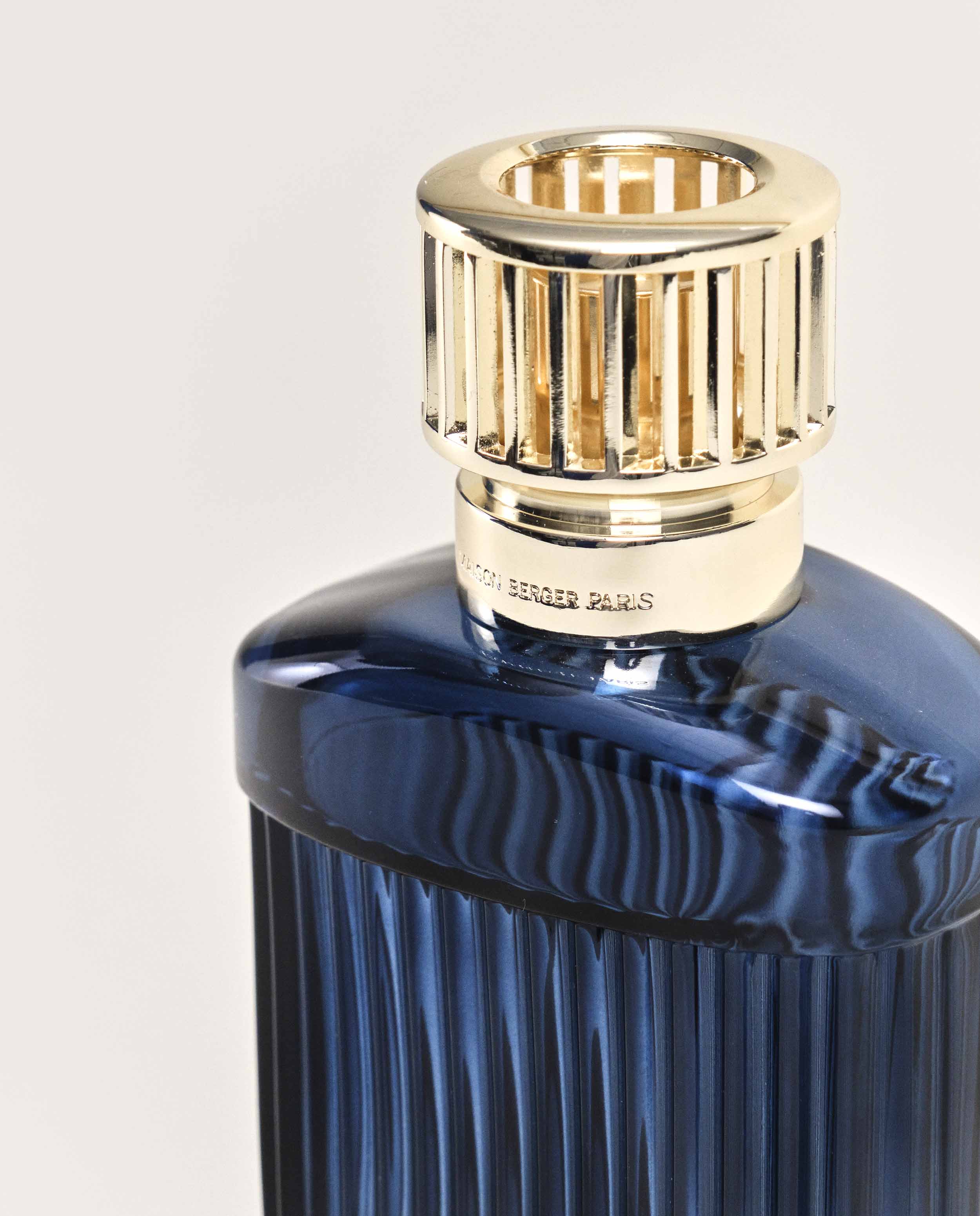 maison-berger-paris-lampe-berger-alpha-bleue-monture-dor-e image 2