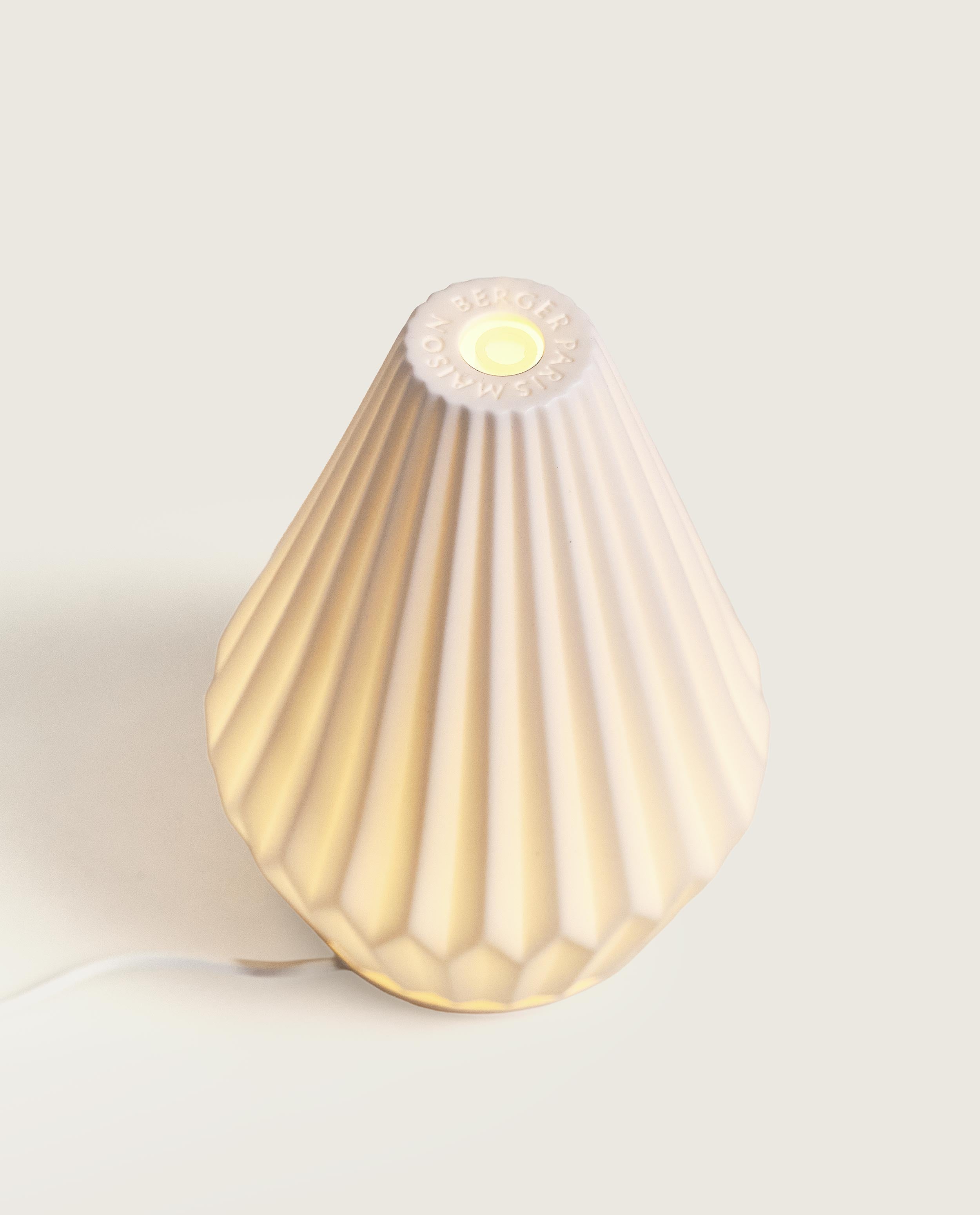 maison-berger-paris-diffuseur-lectrique-c-ne-blanc-poussi-re-d-ambre image 4