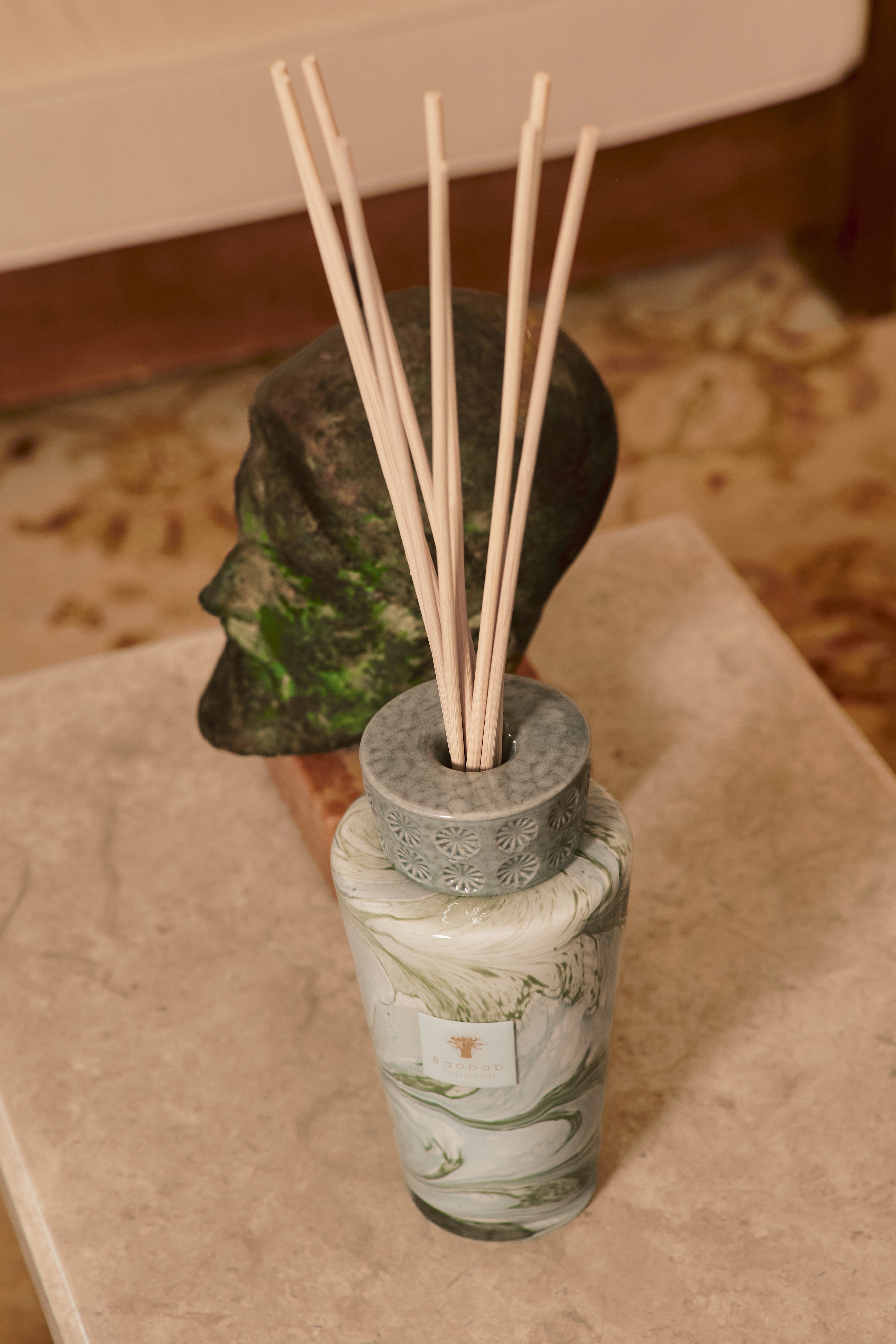 baobab-collection-totem-leaves-marius-diffuseur-totem-verre-bleu-ciel image 3