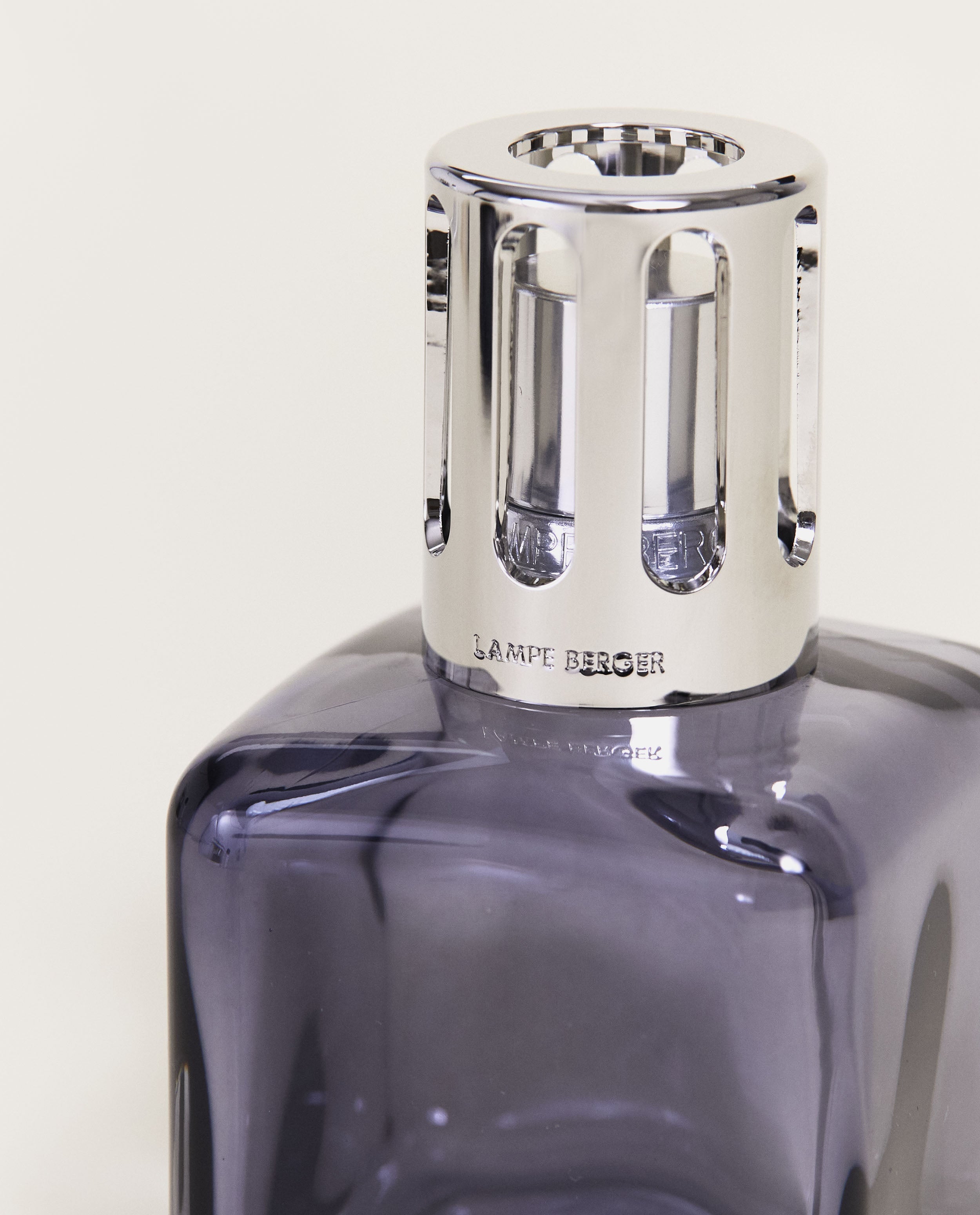 maison-berger-paris-coffret-lampe-berger-gla-on-grise-th-blanc-puret image 3