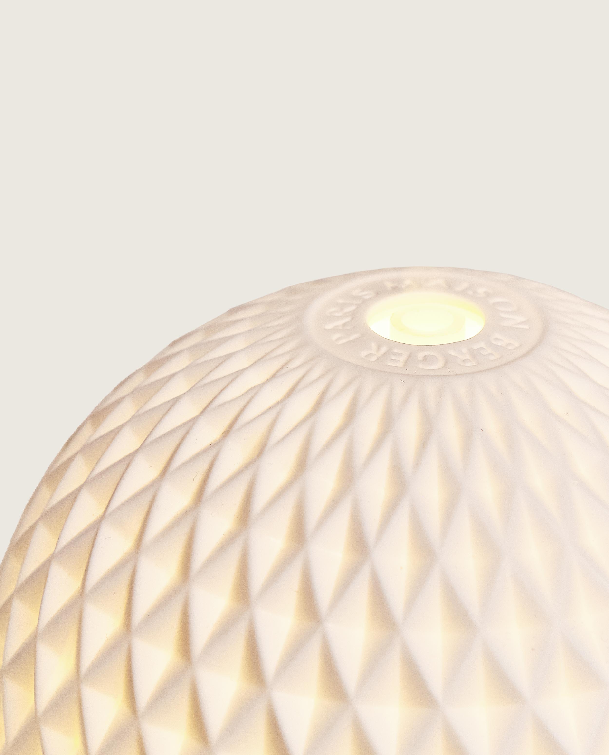maison-berger-paris-diffuseur-lectrique-sph-re-c-ramique-blanche-th-blanc-puret image 3